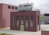 Kleines Fabrikgebäude mit Behälter auf dem Dach